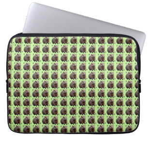 Brickwork Burrow: Eine Wombat's grüne Leinwand, Laptopschutzhülle