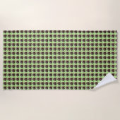 Brickwork Burrow: Eine Wombat's grüne Leinwand, Strandtuch (Vorderseite)