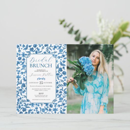 Bridal Brunch Foto Blue & White Floral Ditsy Einladung (Stehend Vorderseite)