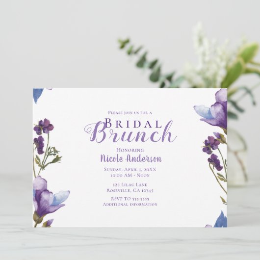 Bridal Brunch Frühlingsblumen Lila florale Moderne Einladung (Stehend Vorderseite)
