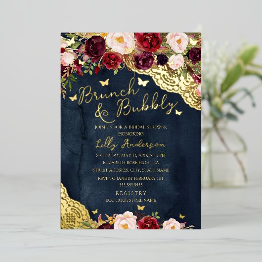 Bridal Burgundy Navy Gold Lace Brunch und Bubbly Folieneinladung (Stehend vorne)