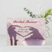 Bridal Couple Silhouette Herz in Sand Wedding Einladung (Stehend Vorderseite)