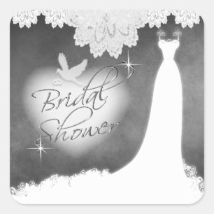Bridal Gown auf Chalkboard mit Lace & White Dove Quadratischer Aufkleber