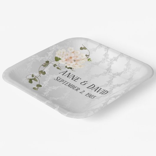 Bridal Hydrangea Bouquet auf weißem Satin Pappteller (Gewinkelt)