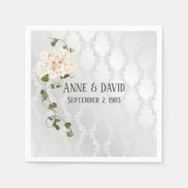 Bridal Hydrangea Bouquet auf weißem Satin Serviette