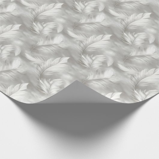 Bridal mit grauem und weißem Federmuster Geschenkpapier (Ecke)