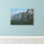 Bridalveil Falls und Halb Dome bei Yosemite Leinwanddruck (Insitu (Holzboden))