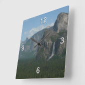 Bridalveil Falls und Halb Dome bei Yosemite Quadratische Wanduhr (Winkel)