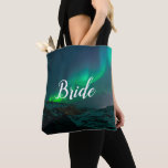 Bride Aurora Lights Skript Elegante Hochzeit Tasche<br><div class="desc">Braut,  Nordlichter,  Aurora Borealis,  Himmel,  Drehbuch,  Typografie Tote Tasche. Ideal für Brautparty,  Bachelorette.</div>