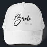 Bride Chic Black Typografy Personalisiert White Truckerkappe<br><div class="desc">Mit diesem schicken Champagner-LKW-Hut gehen Sie zu Ihren Aktivitäten im Brautstil. Dieser Hut ist auch in Champagner,  Rosa und Weiß und mehr Farben erhältlich.</div>