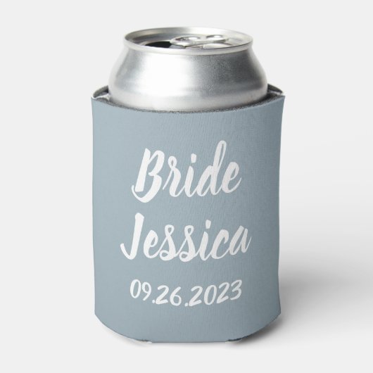 Bride Dusty Blue Elegante Script-Geschenk Hochzeit Dosenkühler (Kanne Vorderseite)