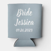 Bride Dusty Blue Elegante Script-Geschenk Hochzeit Dosenkühler (Vorderseite)