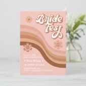 Bride Fest Groovy Retro Daisy Brautparty Einladung (Stehend Vorderseite)