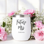 Bride Future Frau Schwarz-weiß<br><div class="desc">Zukünftige Frau Schwarz-weiß Wine Tumbler mit Text Zukunft Frau Mehr Produkte mit diesem Design sind in der folgenden Kollektion</div>