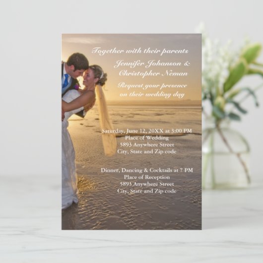 Bride & Groom am Sunset Beach Einladung zur Hochze (Stehend Vorderseite)