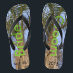 Bride Groom Palm Trees Blue Sky Badesandalen<br><div class="desc">Coole Palmen mit einem Hübschen Blue Sky Unisex Flip Flops mit Bride und Groom geschrieben in einer schönen grünen Farbe Text auf beiden Flip Flops, und Datum der Ehe in schwarzem Text. Fühlen Sie Ihre Einheit mit jedem Schritt, den Sie unternehmen. Verlass an jedem dreh Flop wie Bride und Groom,...</div>