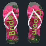 Bride Groom Rose Geranium Flip Flops Badesandalen<br><div class="desc">Hübsche Rose Geranium Women's rosa florale Flip Flops für das frisch verheiratete Paar. Mit der Formulierung in einer schönen grünen Farbe, Brautgarten und Heiratsdatum (PERSONALISIEREN Sie mit Ihrem Hochzeitstag, oder löschen Sie Text). Ideal für Flitterwochen oder Hochzeit in Urlaubsort am Strand und Sake-Artikel. Original Fotografie von TamiraZDesign. Besuchen Sie meinen...</div>