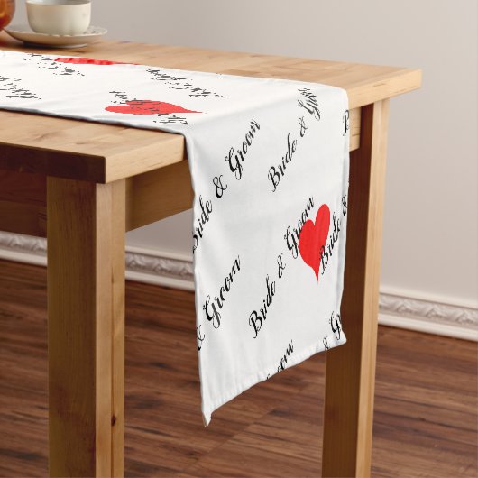 Bride Groom Table Red Hearts Kurzer Tischläufer (Beispiel)