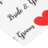 Bride Groom Typografie Red Hearts Tischdecke (Schrägansicht)