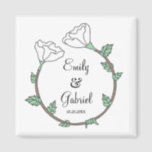 Bride Groom White Floral Wedding Ring  Magnet<br><div class="desc">Ein moderner Braut- und Bräutigam,  der frisch vermählt,  mit einem einzigartigen Blumenmagnet in Form eines Eheringrings. Geschenke die Braut und pflegen ein einzigartiges Blumenring Hochzeitsmagneten. Ein Memento,  um ewig retten. Weiße Blumengrün verlasse. Sie können auch Geschenke an Familie und Freunde.</div>