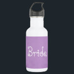 Bride Lavender Parchment Trinkflasche<br><div class="desc">Für unwiderstehlich niedliche Designs,  Shop Miss Rhoadie.  Diese Pergamentflasche aus Pergament eignet sich hervorragend für Brautveranstaltungen wie Brautpartys,  Planungen,  etc. Ein hübsches Pergament-Design in einem Lavendel mit einem personalisierbaren,  niedlichen,  kursiven Text des Wortes "Braut",  fügen Sie Ihren Warenkorb heute hinzu!</div>