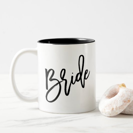 Bride Modern Chic Script in Schwarz Zweifarbige Tasse (Mit Donut)
