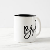 Bride Modern Chic Script in Schwarz Zweifarbige Tasse (VorderseiteRechts)