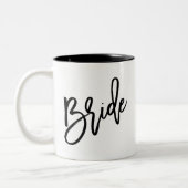 Bride Modern Chic Script in Schwarz Zweifarbige Tasse (Links)