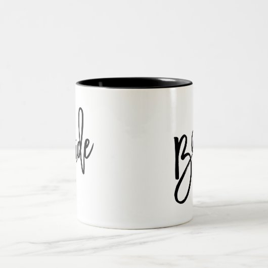 Bride Modern Chic Script in Schwarz Zweifarbige Tasse (Mittel)