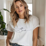 Bride Modern Elegante Script Typografy Wedding T-Shirt<br><div class="desc">Bride Modern Elegant Script Typografy Wedding T - Shirt bietet den einfachen Text "Bride" in einer eleganten modernen schwarzen Kalligraphie Schrift Typografie. Ideal für die Braut für ein Brautparty oder einen Hochzeitstag. Von Evco Studio entworfen www.zazzle.com/store/evcostudio</div>