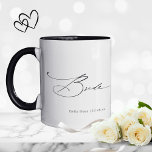 Bride Modern Eleganter Script Wedding Individuelle Tasse<br><div class="desc">Bride Modern Elegant Script Typografy Wedding Individuelle Name Tea Coffee Tasse bietet den einfachen Text "Bride" in einer eleganten modernen schwarzen Kalligraphie Schrift Typografie. Personalisiert mit Ihrem individuelle Name und Hochzeitsdatum. Ideal für die Braut für ein Brautparty oder einen Hochzeitstag. Von Evco Studio entworfen www.zazzle.com/store/evcostudio</div>