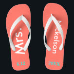 Bride Mrs Coral Badesandalen<br><div class="desc">Helle Korallen Hintergrund mit Frau und Nachname geschrieben in weißem Text und Datum der Hochzeit in türkisblau. Hübsches Strandziel oder Flitterwochen flip Flops für die neue Braut. Originale Entwürfe von TamiraZDesign.</div>