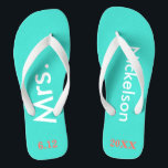 Bride Mrs. Turquoise Blue Badesandalen<br><div class="desc">Hell türkis blau mit Frau und Nachname geschrieben in weißem Text und Datum der Hochzeit in Korallen zu personalisieren. Hübsches Strandziel oder Flitterwochen flip Flops für die neue Braut. Originale Entwürfe von TamiraZDesign.</div>