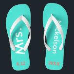 Bride Mrs. Turquoise Blue Badesandalen<br><div class="desc">Hell türkis blau mit Frau und Nachname geschrieben in weißem Text und Datum der Hochzeit in Korallen zu personalisieren. Hübsches Strandziel oder Flitterwochen flip Flops für die neue Braut. Originale Entwürfe von TamiraZDesign.</div>