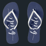 Bride Navy Blue Wedding Party Flip Flops Slim Badesandalen<br><div class="desc">Bride einfache marineblaue Hochzeitsfeier Flip Flops mit schlanken Gurten</div>