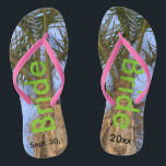 Bride Palm Trees Blue Sky Badesandalen<br><div class="desc">Coole Palmen mit einem Hübschen blauen Himmel im Hintergrund Unisex Flip Flops mit Bride geschrieben in einem schönen grünen Text, und Datum der Ehe in schwarzem Text. PERSONALISIEREN Sie mit Ihrem Hochzeitstag (oder löschen Sie Text). Fühlen Sie die Meeresbrise und Tropen unter Ihren Füßen. Mit Slim Pink Straps und White...</div>