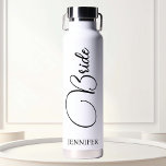 Bride Personalisiert Script Wedding Trinkflasche<br><div class="desc">Dieses Design kann in dem Bereich personalisiert werden, der durch das Ändern des Fotos und/oder Textes zur Verfügung gestellt wird. Sie können auch angepasst werden, indem Sie auf Vorlage personalisieren klicken und dann auf die Schaltfläche klicken, um weitere Optionen anzupassen, um die Hintergrundfarbe zu löschen oder zu ändern, Text hinzuzufügen,...</div>
