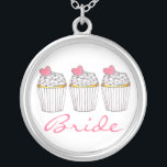 Bride Pink Heart Cupcake Cupcakes Bridal Necklace Versilberte Kette<br><div class="desc">Necklace zeigt eine originelle Marker-Abbildung einer Reihe von mattierten Vanillekuchen mit rosa Herzen,  und BRIDE in einem lustigen Schriftart. Ein perfektes Geschenk für die Braut!</div>