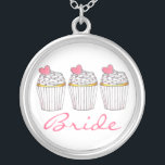 Bride Pink Heart Cupcake Cupcakes Bridal Necklace Versilberte Kette<br><div class="desc">Necklace zeigt eine originelle Marker-Abbildung einer Reihe von mattierten Vanillekuchen mit rosa Herzen,  und BRIDE in einem lustigen Schriftart. Ein perfektes Geschenk für die Braut!</div>