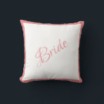 Bride Pink Script Chic Wedding Kissen<br><div class="desc">Ein wunderschönes bride rosa Drehbuch und getrimmtes Kissen für Ihre Zuhause. Ein tolles Duschgeschenk. Herzlichen Glückwunsch Geschenk wäre eine wunderbare Überraschung für die Braut. Gutes Hochzeitsgeschenk mit passendem Hochzeitskissen.</div>