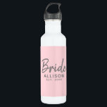 Bride Script Blush Pink etabliert Personalisiert  Edelstahlflasche<br><div class="desc">Bleibe im Stil mit dieser Bride Script Blush Pink Etablierte Personalisierte Edelstahl Wasserflasche. Es wurde mit "Braut" in modernen grauen Schriftzeichen entworfen. Personalisiert mit dem Namen der Braut und feststehendem Jahr der Hochzeit. Benutzerdefinierbarer Rosa Hintergrund. Gute Geschenkidee für Brautparty, Junggeselinnen-Abschied oder Flitterwochen. KLICKEN SIE AUF PERSONALISIEREN SIE DIE OPTION VORLAGE,...</div>