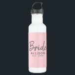 Bride Script Blush Pink etabliert Personalisiert  Edelstahlflasche<br><div class="desc">Bleibe im Stil mit dieser Bride Script Blush Pink Etablierte Personalisierte Edelstahl Wasserflasche. Es wurde mit "Braut" in modernen grauen Schriftzeichen entworfen. Personalisiert mit dem Namen der Braut und feststehendem Jahr der Hochzeit. Benutzerdefinierbarer Rosa Hintergrund. Gute Geschenkidee für Brautparty, Junggeselinnen-Abschied oder Flitterwochen. KLICKEN SIE AUF PERSONALISIEREN SIE DIE OPTION VORLAGE,...</div>