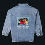 Bride Squad Foto Name Bachelorette Jeansjacke<br><div class="desc">Bride Squad Foto Name Junggeselinnen-Abschied. Fügen Sie Ihr Lieblingsbild von Ihnen und Ihren Freunden hinzu,  die eine weiße Grenze um sich herum haben,  mit Bride Squad und dem Namen darunter. Einfach mit Ihrem Foto und Ihren Worten personalisieren.</div>