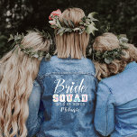 Bride Squad Fun Varsity Wedding Party Individuelle Jeansjacke<br><div class="desc">Unsere Bride-Script-Bride-Squad-Stil Denim-Jacke ist mit stilvollem typografischem Design "Bride"-Skript und der Vielfalt "Squad Stil Schrift. Entworfen, um den Kopf an Ihren besonderen Tag drehen zu lassen. Ob Sie eine trendsetter Braut sind oder das perfekte Geschenk für einen angesagten Braut suchen, diese Jacke ist ein Muss für Ihr Hochzeitsensemble. Personalisieren Sie...</div>