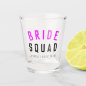 Bride Squad | Hot Pink Bachelorette Bridesmaid Schnapsglas (Vorderseite)