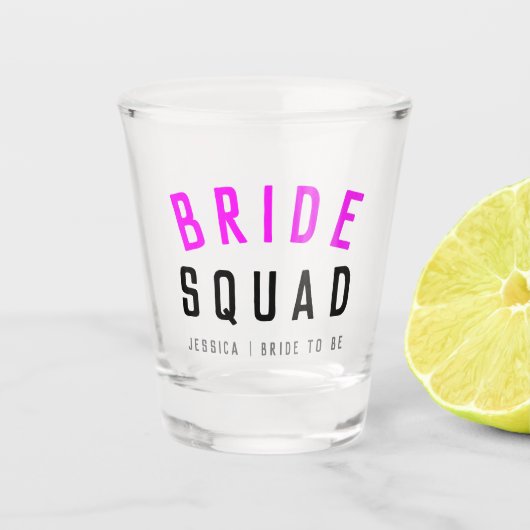 Bride Squad | Hot Pink Bachelorette Bridesmaid Schnapsglas (Vorderseite)