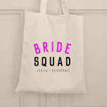 Bride Squad | Hot Pink Bachelorette Bridesmaid Tragetasche<br><div class="desc">Niedliche, schlichte, stilvolle "Bride Squad" zitiert die Totentasche mit moderner, minimalistischer Typografie in schwarz und heißen Neonfarben in einem coolen trendigen Stil. Der Slogan, Name und Rolle kann leicht mit den Namen Ihres Brautparty personalisiert werden, z.B. Braut, Brautmädchen, Blume Mädchen, Mutter der Braut, Glam Squad u.v.m. Das perfekte Zusammenspiel, die...</div>
