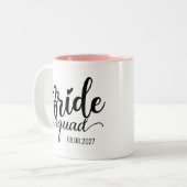 'Bride Squad' moderne, schwarze Schrift Zweifarbige Tasse (Vorderseite Links)