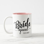 'Bride Squad' moderne, schwarze Schrift Zweifarbige Tasse (Links)