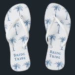 Bride Stam Blue Tropical Palm Tree Badesandalen<br><div class="desc">Diese lustigen tropischen Palmen gemusterten Flip Flops mit dem Wort "Brautstamm" in (Farbe des Jahres 2020) blau auf einem weißen Hintergrund sind die perfekte Brautparty Geschenke für ein tropisches Strand Ziel oder Freiluft-Hochzeit!</div>